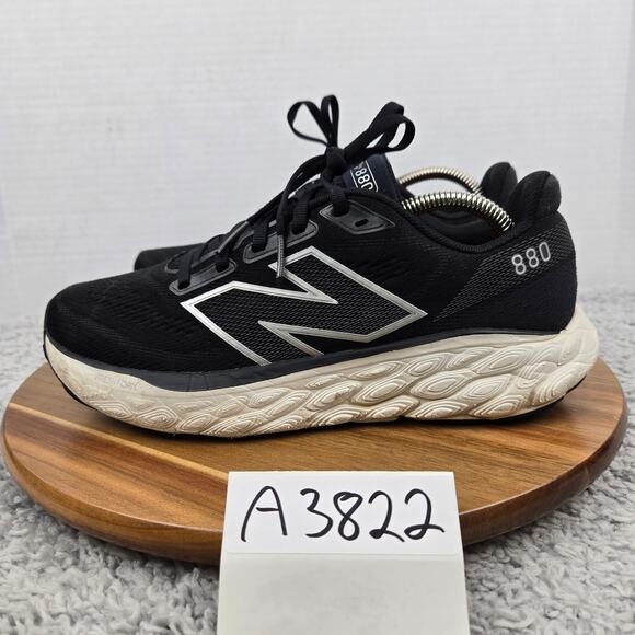 New Balance Women 9B Fresh Foam X 880v14 Black White Daily Gym Road Running Shoe - Picture 1 of 13